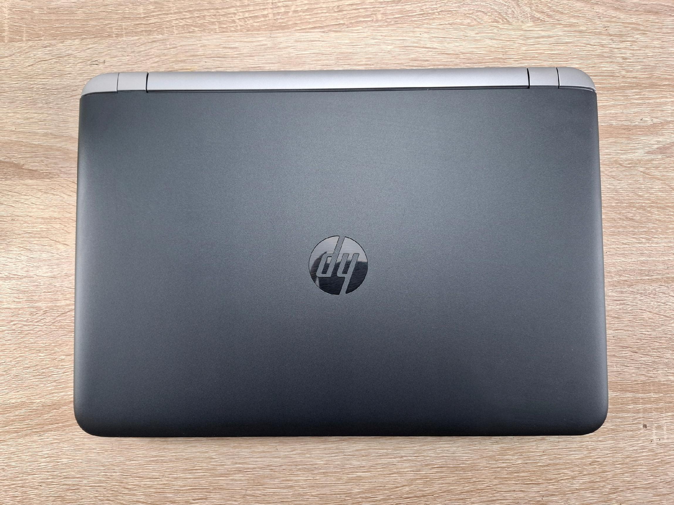 Zamknięty laptop HP ProBook widziany od tyłu z logo HP na środku pokrywy matrycy, obudowa lekko przetarta na rogach.