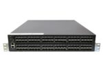 Przedni panel switcha IBM z wieloma rzędami portów SFP+ i uszami montażowymi do szafy rack.
