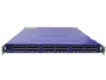 Przód niebieskiego switcha Mellanox z uszami montażowymi i czterema rzędami portów QSFP+, widok z lekkiego skosu.