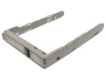 Metalowa ramka montażowa Cisco na dysk 3.5" widoczna z boku pod kątem, bez zainstalowanego dysku.