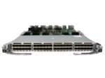 Moduł Cisco z czterema rzędami portów SFP+ na płycie, widok od przodu pod niewielkim kątem, uchwyty montażowe po bokach.