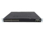 Przód switcha Juniper EX4200-24T z 24 portami RJ45, uszami montażowymi i slotem modułu z tyłu po prawej.