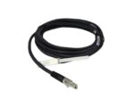 Zwinięty czarny kabel miedziany ze złączem SFP z jednej strony i złączem HSSDC2 z drugiej strony.
