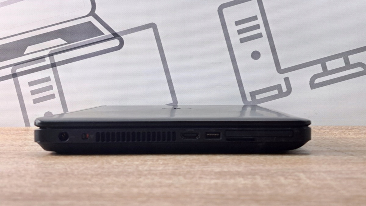 Zamknięty laptop Dell Latitude E5440 z boku, widok na port zasilania, wylot wentylacji, HDMI i USB.