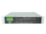 Przód firewalla Fortinet w obudowie rack z wyświetlaczem LCD, rzędem portów RJ45 i dwoma slotami modułowymi.