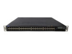 Przedni panel switcha Juniper EX3200-48P z czterema rzędami portów RJ45, wyświetlaczem LCD i uszami montażowymi.