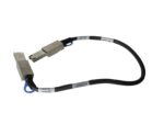 Kabel SAS z dwoma metalowymi złączami na końcach, czarny oplot z niebieskimi opaskami kablowymi i naklejkami z etykietami.