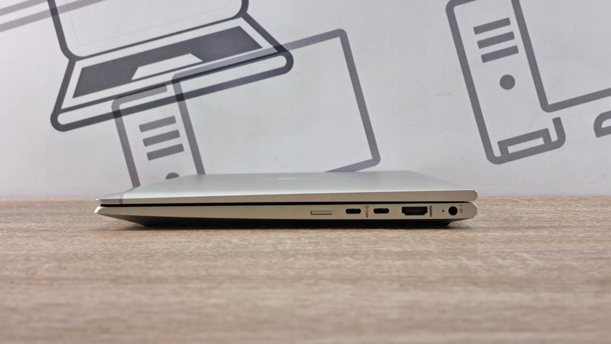 Zamknięty laptop HP z boku, widoczne złącze audio, USB-C i HDMI na cienkiej krawędzi obudowy.