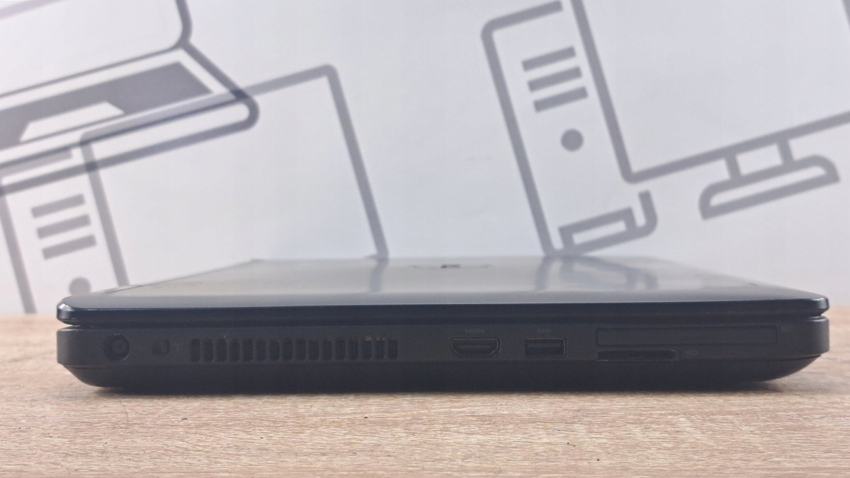 Zamknięty laptop Dell Latitude E5540 z boku, widoczne złącze zasilania, port USB, HDMI i czytnik kart pamięci.