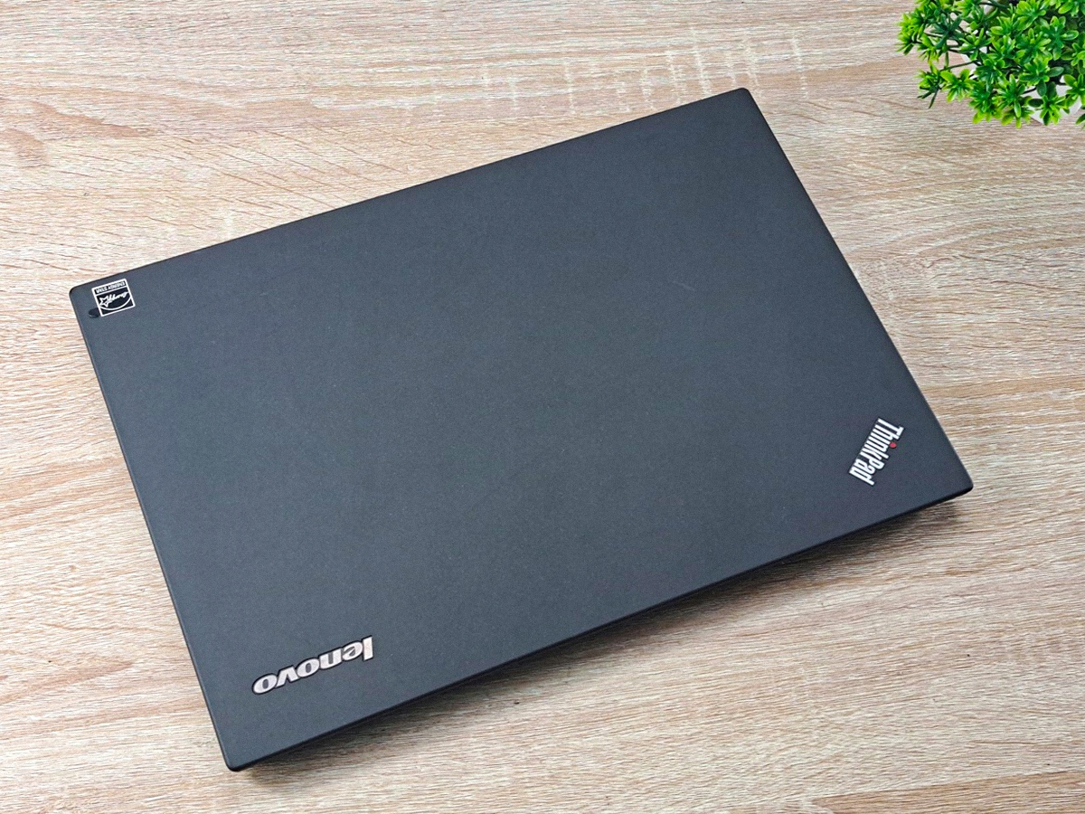 Zamknięty laptop Lenovo ThinkPad T440 widziany z góry, czarna matowa obudowa z logo ThinkPad i Lenovo.