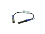 Krótki czarny kabel DAC ze złączami SFP+ na obu końcach, jedno z niebieskim uchwytem, białą etykietą pośrodku.
