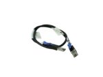 Zwinięty czarny kabel SAS z niebieską i srebrną wtyczką na końcach, z metkami producenta na przewodzie.