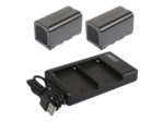 Dwie czarne baterie NP-F750 oraz podwójna ładowarka z kablem USB, ułożone na białym tle.
