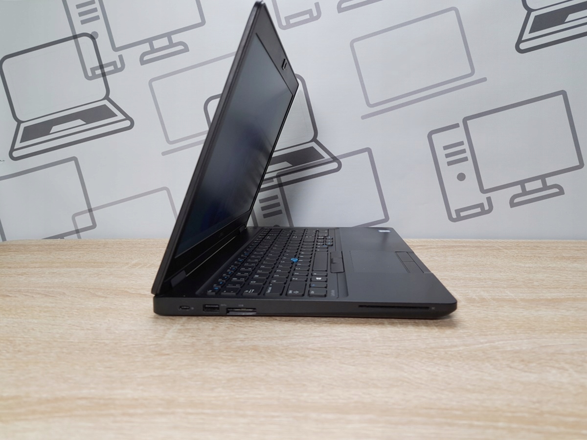 Laptop Dell Latitude 5580 otwarty pod kątem z boku, widoczna klawiatura i ekran ustawiony pionowo, ekran wyłączony.