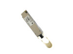 Moduł QSFP transceiver Radware ustawiony ukośnie, widoczna złota osłona przeciwpyłowa portu optycznego.
