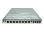 Przedni panel switcha Sun z rzędami portów SFP+/QSFP+ i naklejką ze schematem na górnej pokrywie obudowy rack.