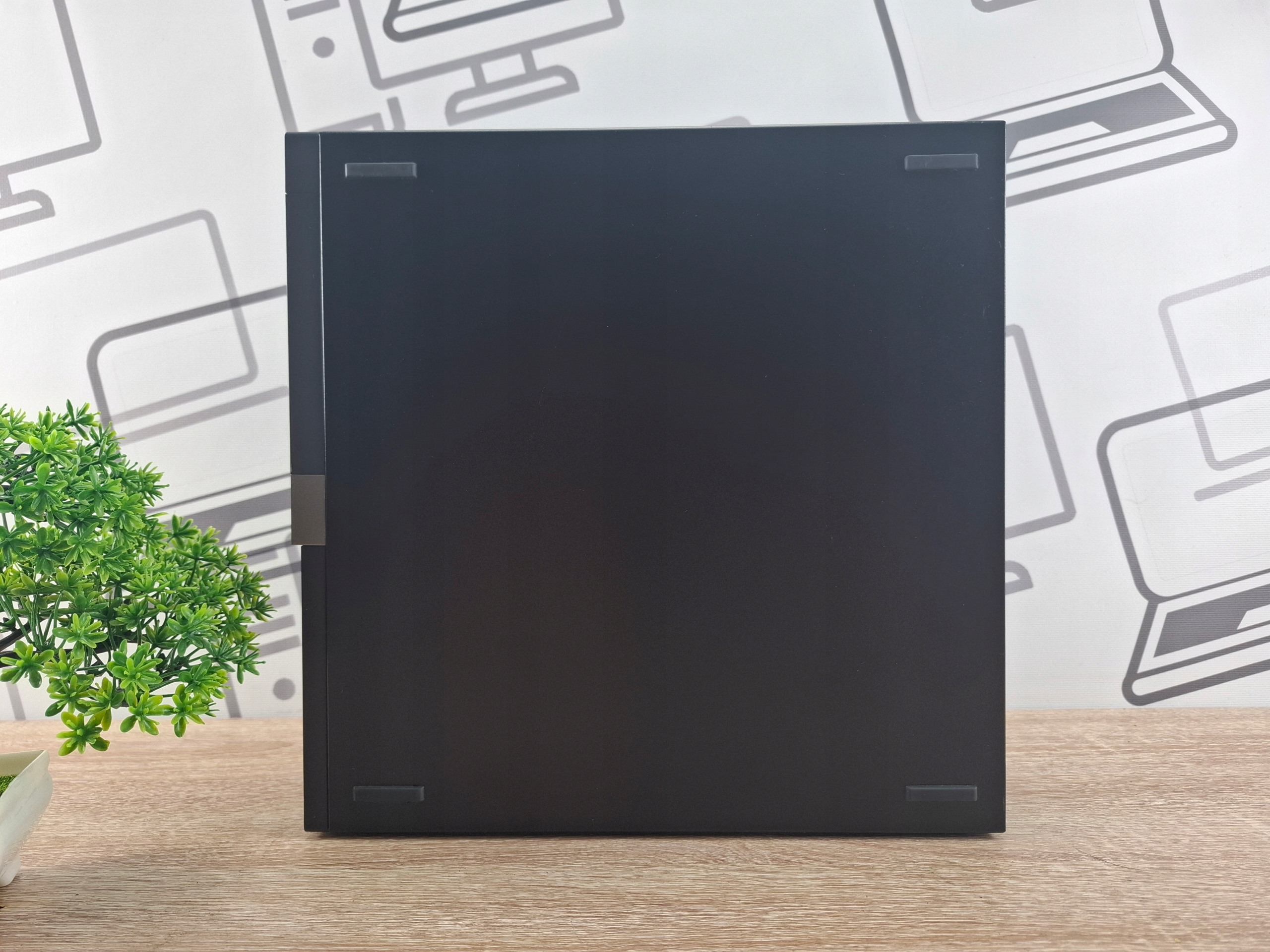 Boczny panel komputera Dell OptiPlex 7040 SFF, czarna gładka obudowa bez widocznych portów, ustawiona na biurku.