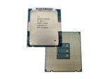 Dwa procesory Intel Xeon E7-8867 V4 ułożone jeden nad drugim - widok od góry z naklejką i od dołu ze złotymi pinami.