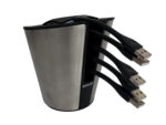 Metalowy stojak Barco w kształcie kubka z pięcioma przyciskami ClickShare i kablami USB zwisającymi na zewnątrz.