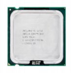 Procesor Intel Core 2 Duo E6750 widziany od góry, metalowy heatspreader z czytelnym oznaczeniem modelu, złote piny na zielonej płytce w tle.