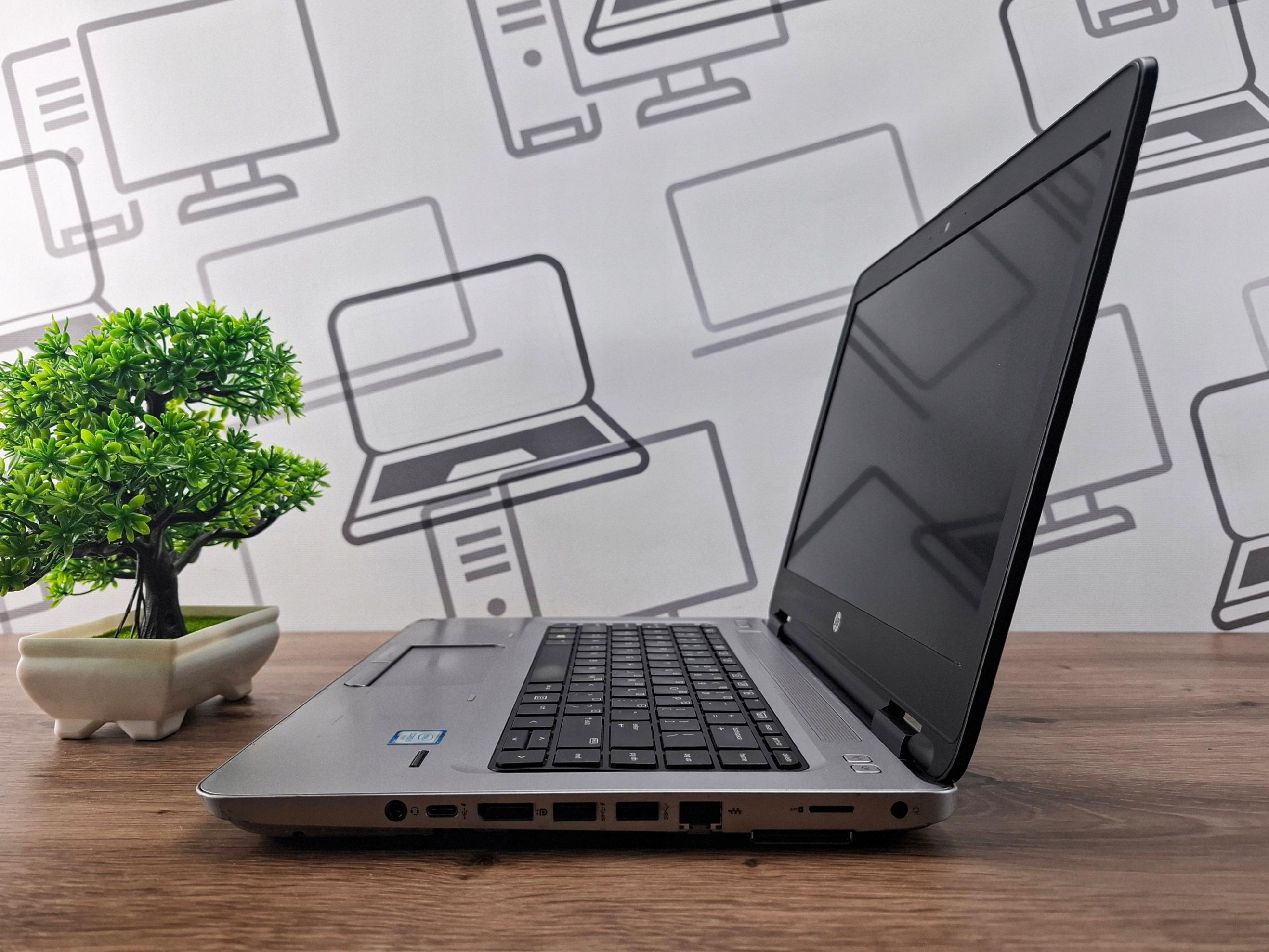 Laptop HP ProBook 640 G2 otwarty pod kątem z boku, widoczna klawiatura i porty na lewej krawędzi obudowy.