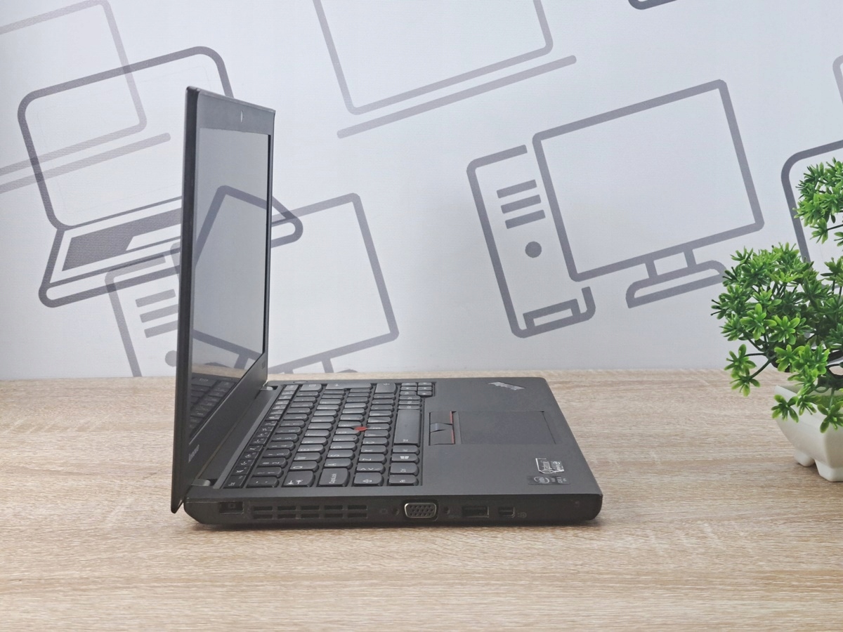 Laptop Lenovo ThinkPad X250 otwarty pod niewielkim kątem, widok z boku na klawiaturę i profil ekranu, obudowa w dobrym stanie.