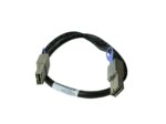 Kabel Mini SAS z metalowymi wtyczkami na obu końcach, zwinięty w łuk, z naklejką z opisem na środku przewodu.