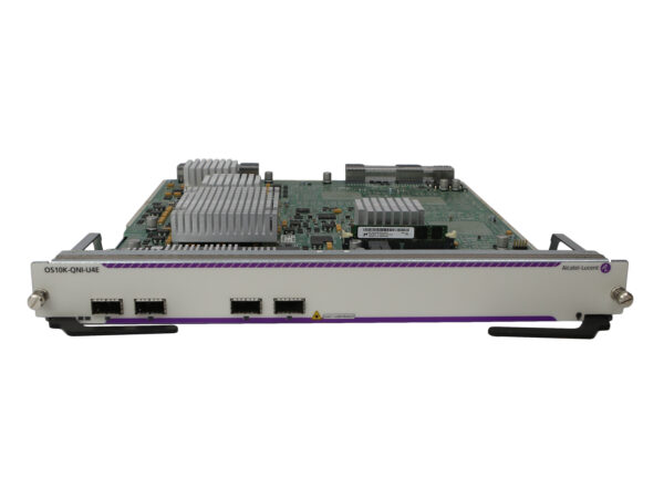 Moduł rozszerzeń Alcatel-Lucent z czterema portami QSFP+ na przednim panelu i fioletowymi uchwytami montażowymi po bokach.