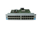 Moduł HP J8768A z dwoma rzędami po 12 portów RJ-45 i widoczną płytką elektroniczną nad nimi, uchwyty montażowe po bokach.