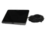 Panel dotykowy Yealink MTouch ustawiony pionowo obok zwiniętego długiego kabla z wtyczką USB.