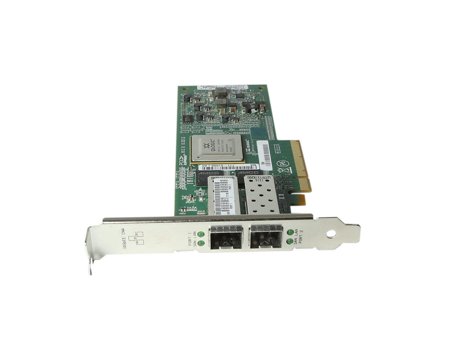 Karta sieciowa PCIe z dwoma portami SFP+ i metalowym śledziem montażowym, widok z boku na zielonym laminacie płytki.