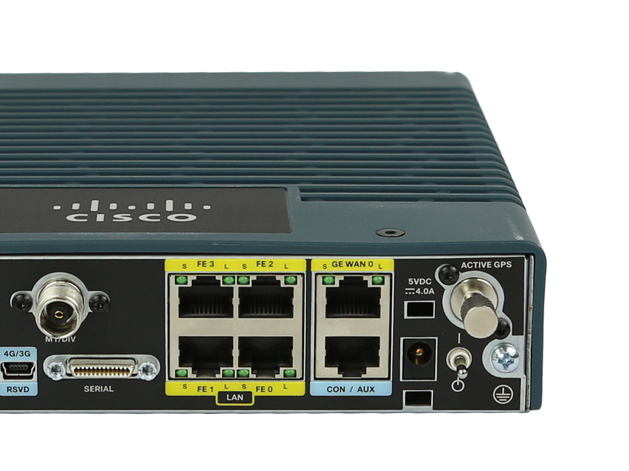Tylny panel routera Cisco z czterema portami LAN, portem WAN, złączem zasilania i gniazdem antenowym