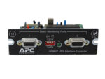 Moduł APC AP9607 z dwoma portami szeregowymi DB9, przełącznikiem konfiguracyjnym i płytką elektroniczną widoczną od góry.