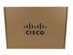 Zamknięte kartonowe pudełko z logo Cisco na wieku, widok z góry.