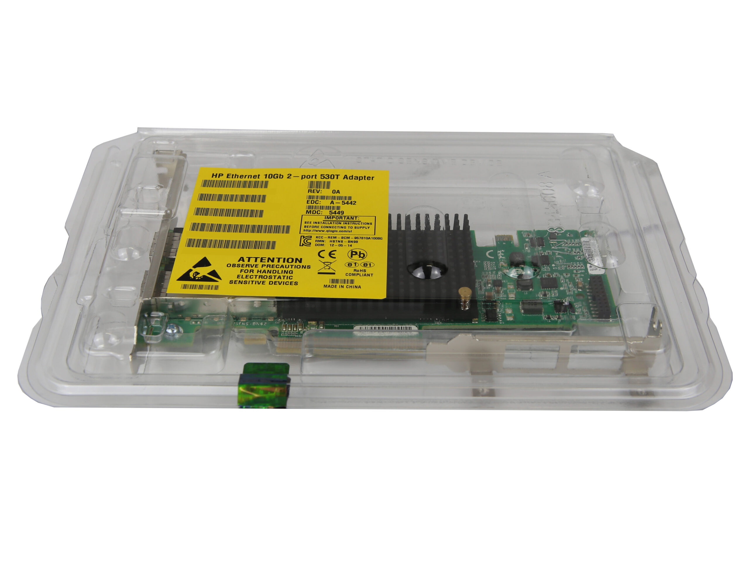 Karta sieciowa HP NC552SFP w przezroczystym plastikowym opakowaniu ochronnym, widoczna zielona płytka z chipsetem i radiatorem.