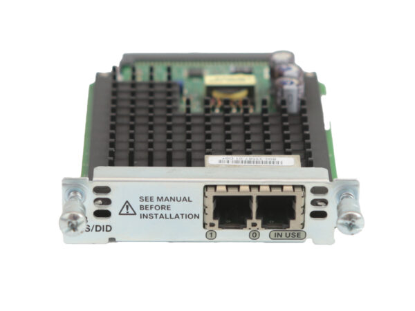 Moduł Cisco VIC3-2FXS/DID pod kątem, widoczna płyta z układami oraz panel czołowy z dwoma portami RJ11.