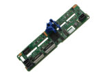 Płytka backplane Huawei ułożona po przekątnej, widoczne złącza dysków 2.5" i niebieska dźwignia blokady.