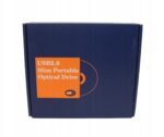 Granatowe pudełko kartonowe z pomarańczową naklejką "USB2.0 Slim Portable Optical Drive" na boku.