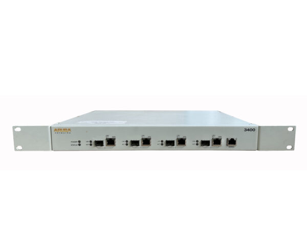 Przedni panel kontrolera WLAN Aruba 3400 z uszami montażowymi i kilkoma portami RJ45, obudowa w kolorze szarym.