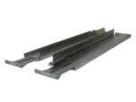 Para metalowych szyn montażowych serwerowych, lewa i prawa, ułożone równolegle na białym tle.