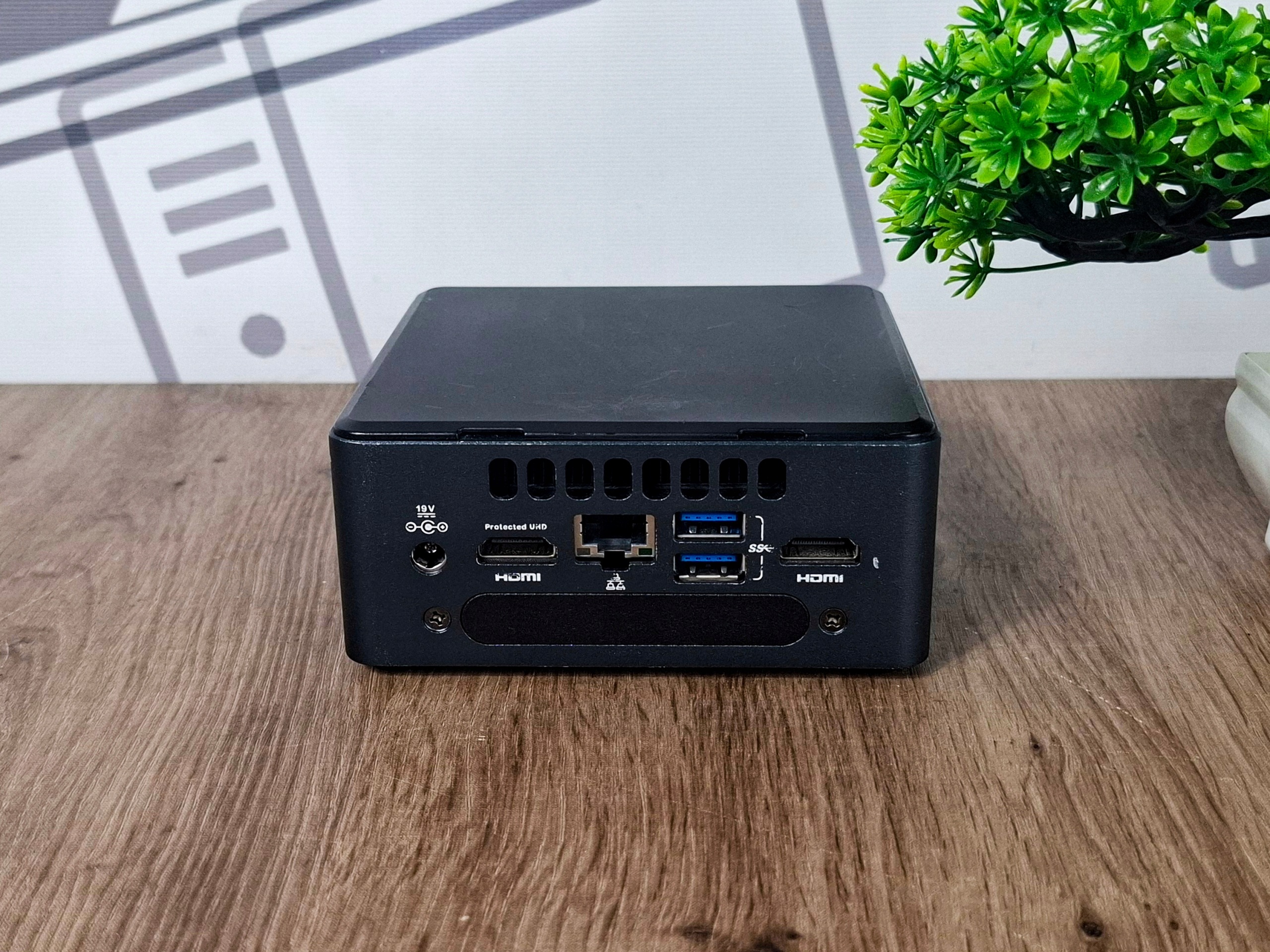 Przód mini komputera Intel NUC z przyciskiem zasilania, portem HDMI, USB-C, dwoma USB-A i gniazdem słuchawkowym.