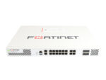Firewall Fortinet FortiGate widziany z przodu pod kątem, z rzędem portów RJ45 i slotami SFP, obudowa w białej obudowie bez widocznych uszkodzeń.