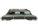 Moduł Juniper EX8200-48F z boku, widoczna płyta z układami scalonymi i przedni panel z 48 portami SFP.