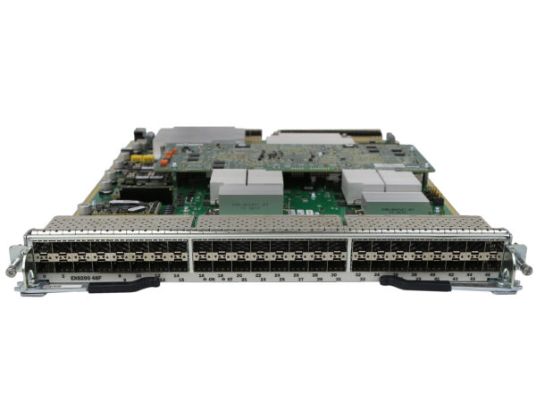 Moduł Juniper EX8200-48F z boku, widoczna płyta z układami scalonymi i przedni panel z 48 portami SFP.