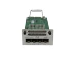 Moduł rozszerzeń Cisco z czterema gniazdami SFP na przednim panelu, widoczna zielona płytka elektroniczna od góry.