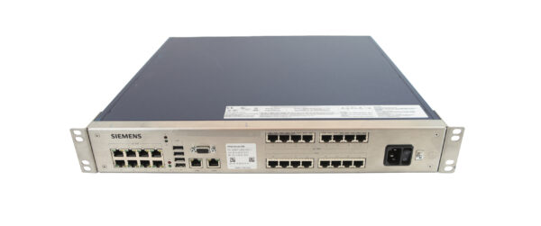 Przedni panel switcha Siemens HiPath z rzędami portów RJ45 i dwoma małymi wyświetlaczami, z boku widoczne złącze zasilania.