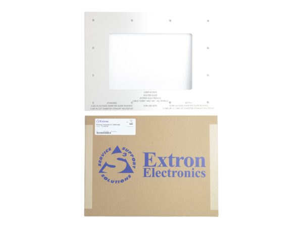 Biały płaski szablon montażowy z prostokątnym wycięciem obok kartonowego opakowania z logo Extron Electronics.