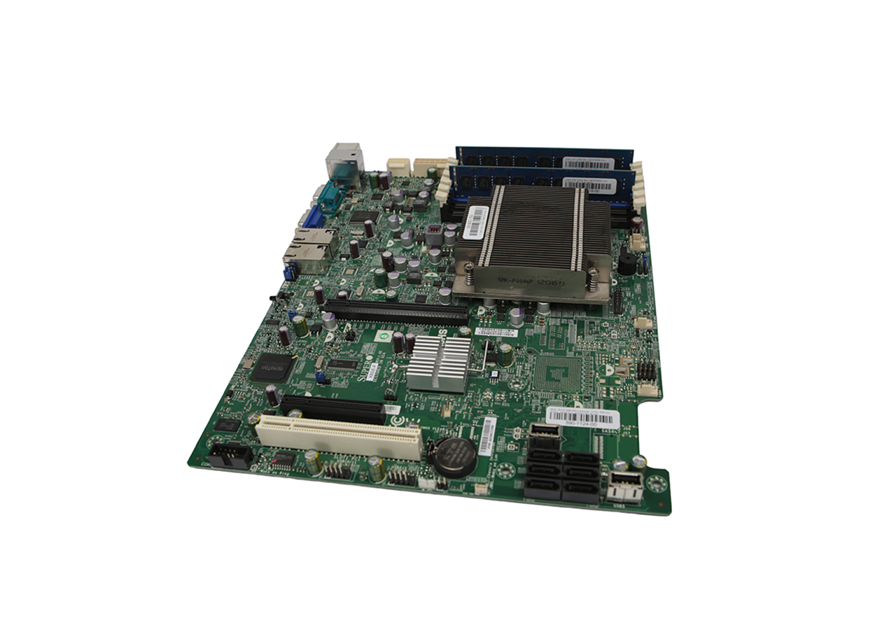 Płyta główna Supermicro leżąca pod kątem, widoczny procesor z radiatorem, gniazda RAM i sloty PCIe