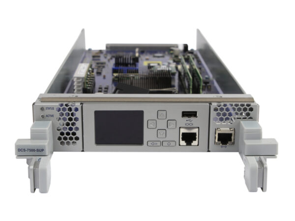 Moduł zarządzający Arista wysunięty z obudowy, widoczny panel z ekranem LCD, przyciskami nawigacji i portem RJ45