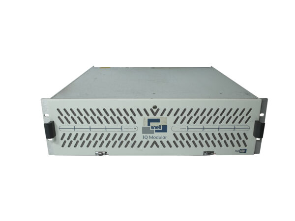 Obudowa rack 3U Snell&Wilcox z perforowanym przednim panelem i małym wyświetlaczem LCD, widoczne uszy montażowe po bokach.